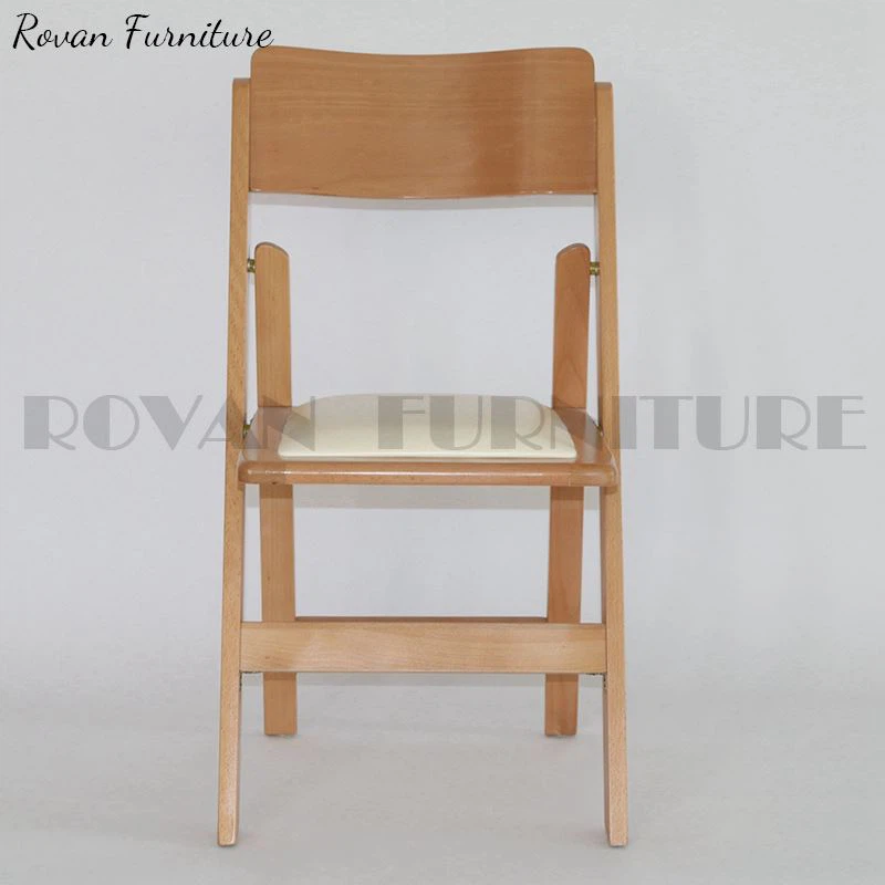 Chaises pliantes en bois marron avec sièges rembourrés